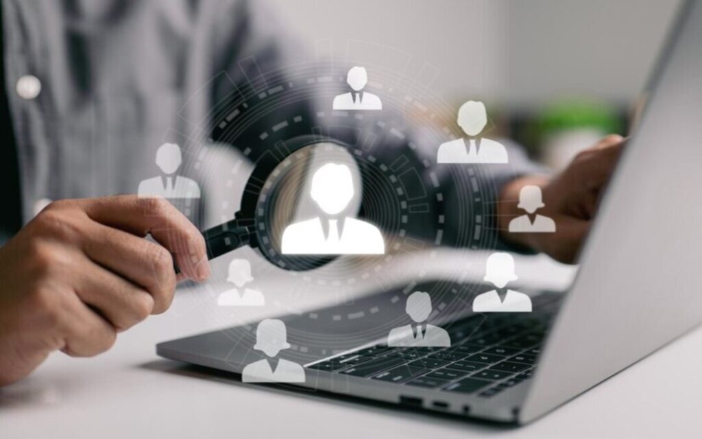 Czym jest sourcing w procesie rekrutacji IT?